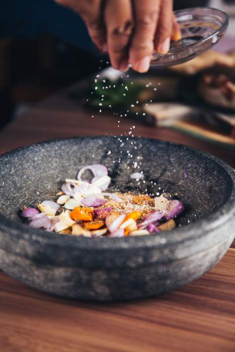 Plats végétariens avec des fleurs violettes dans une assiettes noire
